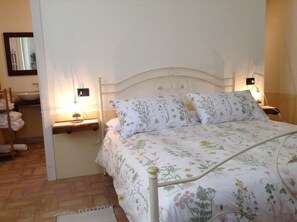 Down duvets, pillow-top beds, individually furnished, desk - L'Alba dei Due Soli B&B (Nocera Umbra)