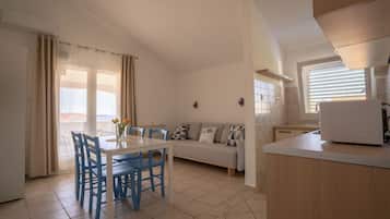 Appartement, 1 chambre, vue mer | Coin séjour | Télévision LCD de 32 pouces avec chaßnes par satellite, télévision