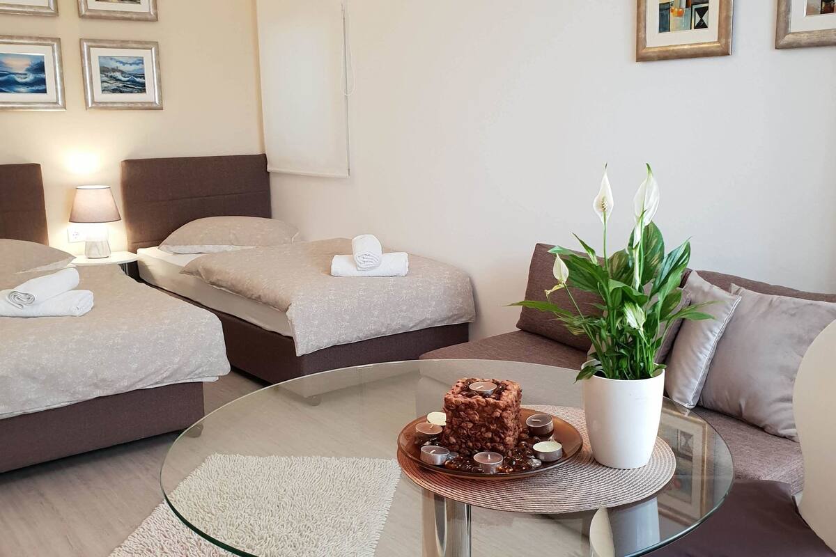 deluxe twin room, 2 single beds | 1 bedroom, premium bedding, in-room safe, blackout curtains