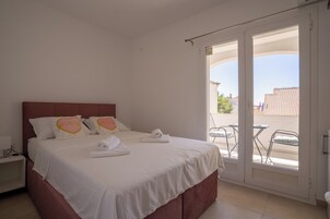 Quarto casal, 1 cama de casal, vista para o jardim | Roupas de cama premium, cofres nos quartos, cortinas blackout