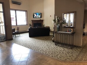 Lobby sitting area - Shenandoah Inn & Suites (Shenandoah)