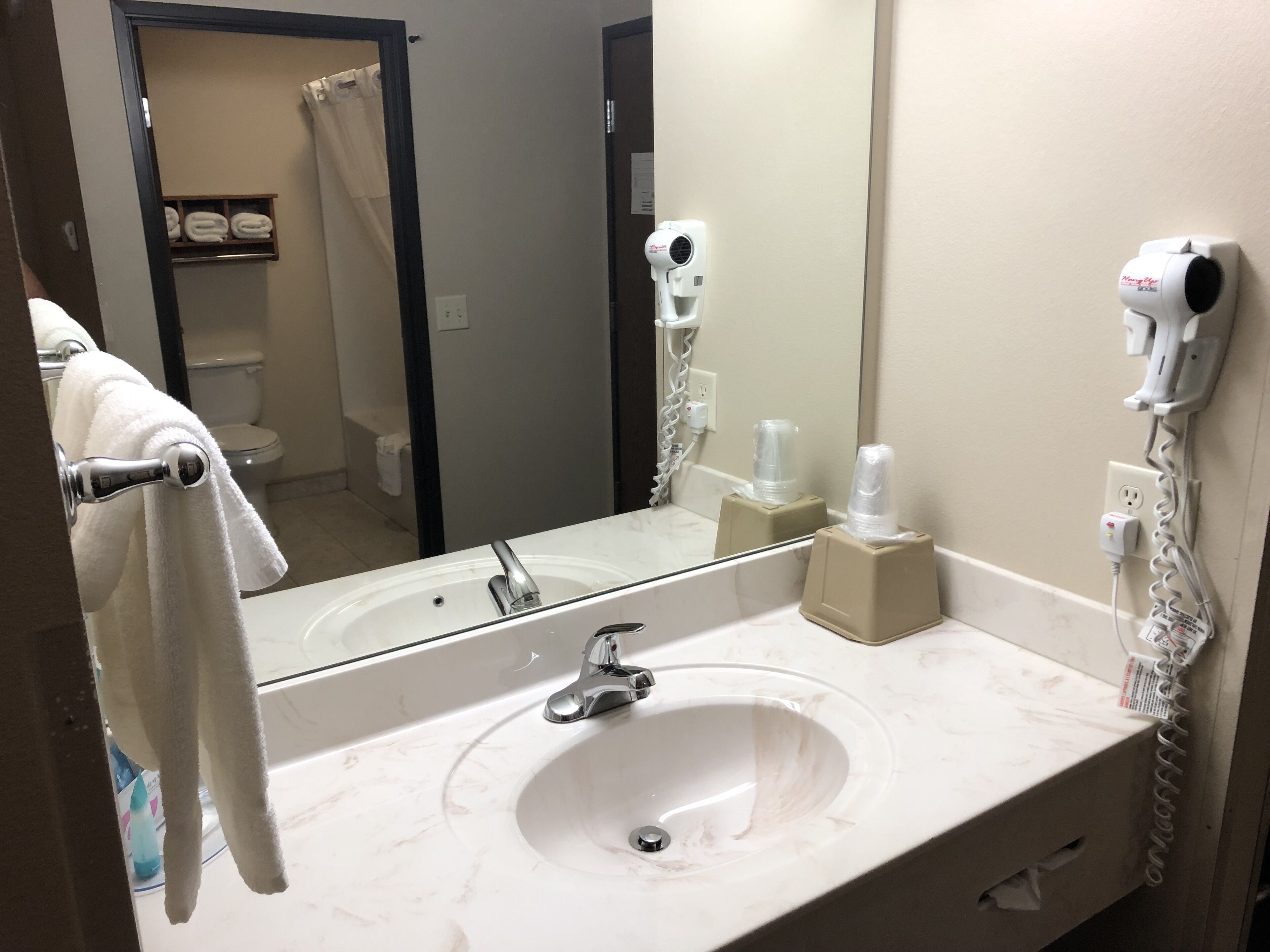 combined shower/bathtub, towels