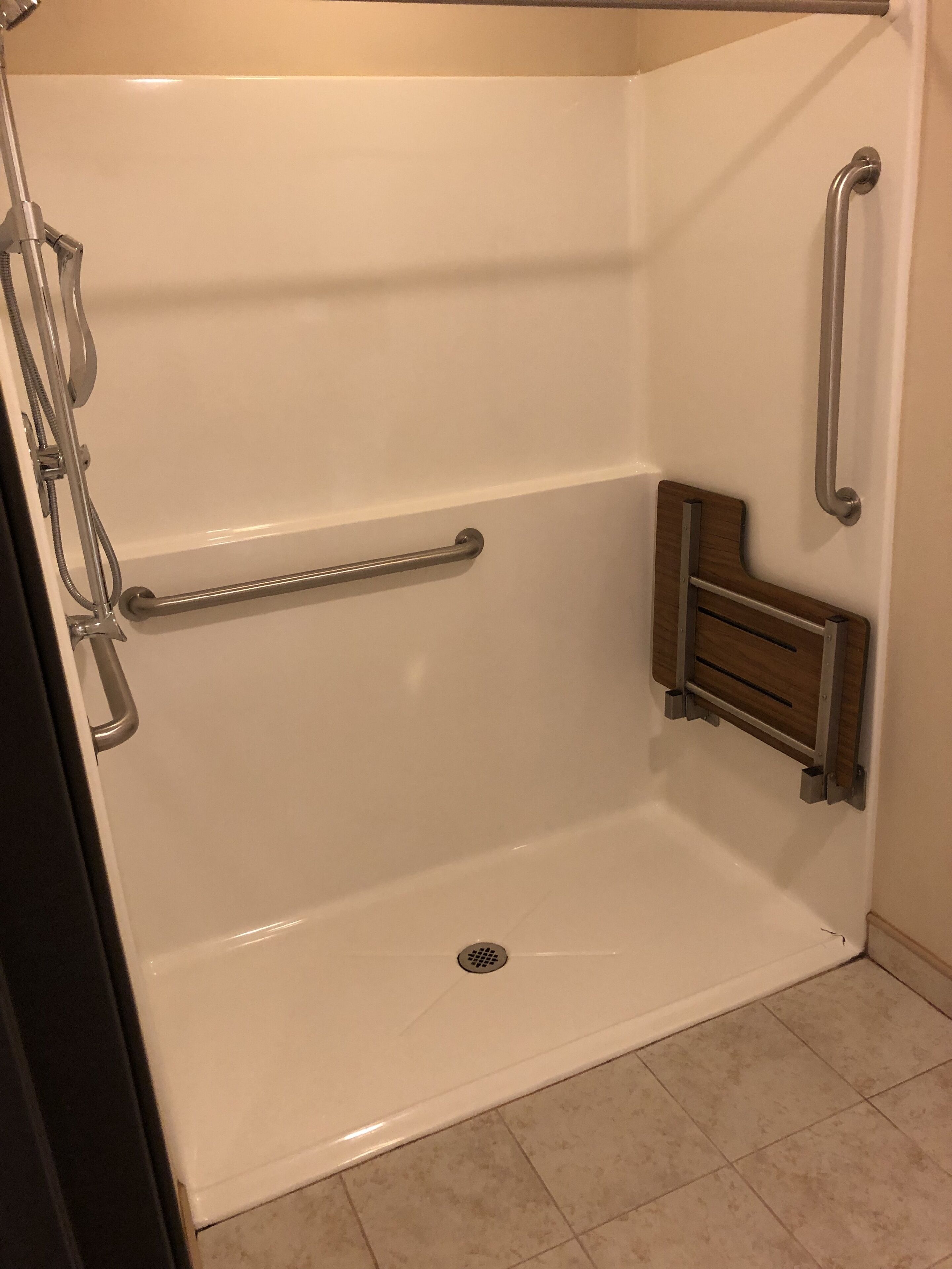standard room, 1 queen bed, accessible, non smoking | bathroom | combined shower/bathtub, towels