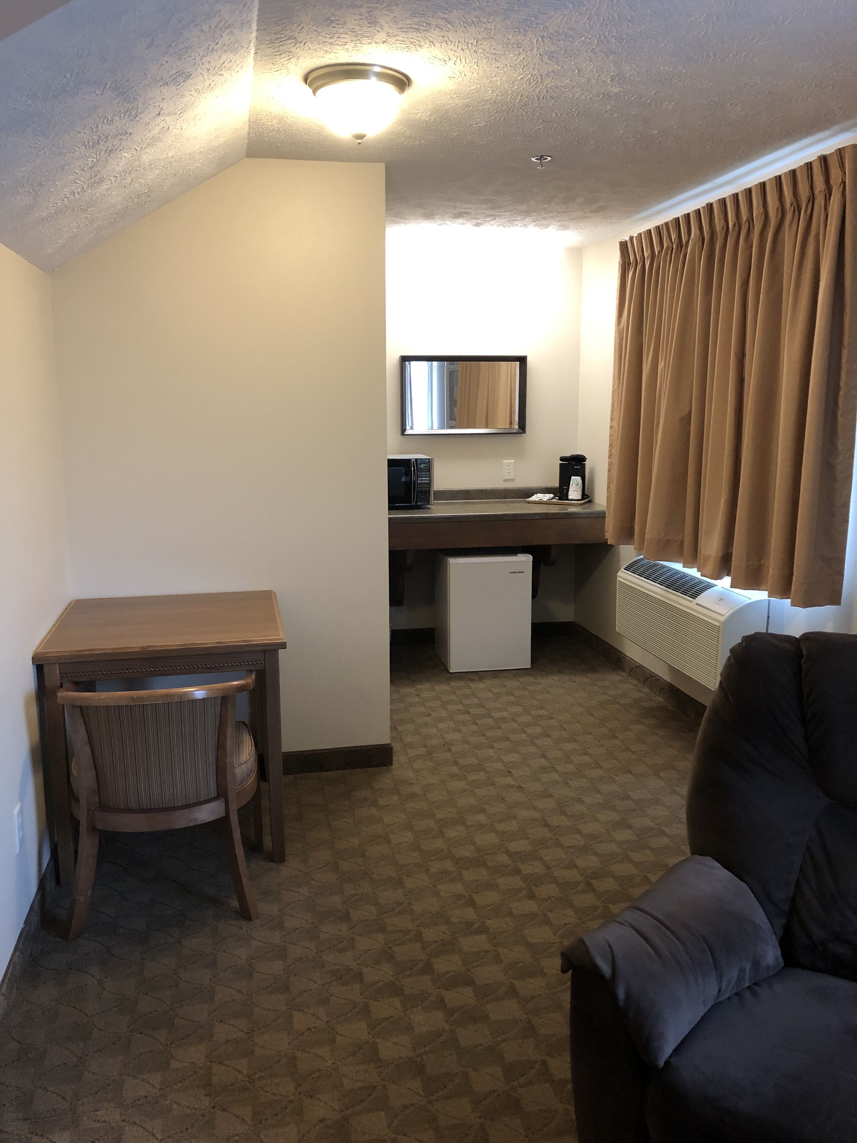 standard room, 1 king bed, non smoking, refrigerator & microwave (extended stay) | living area | led tv