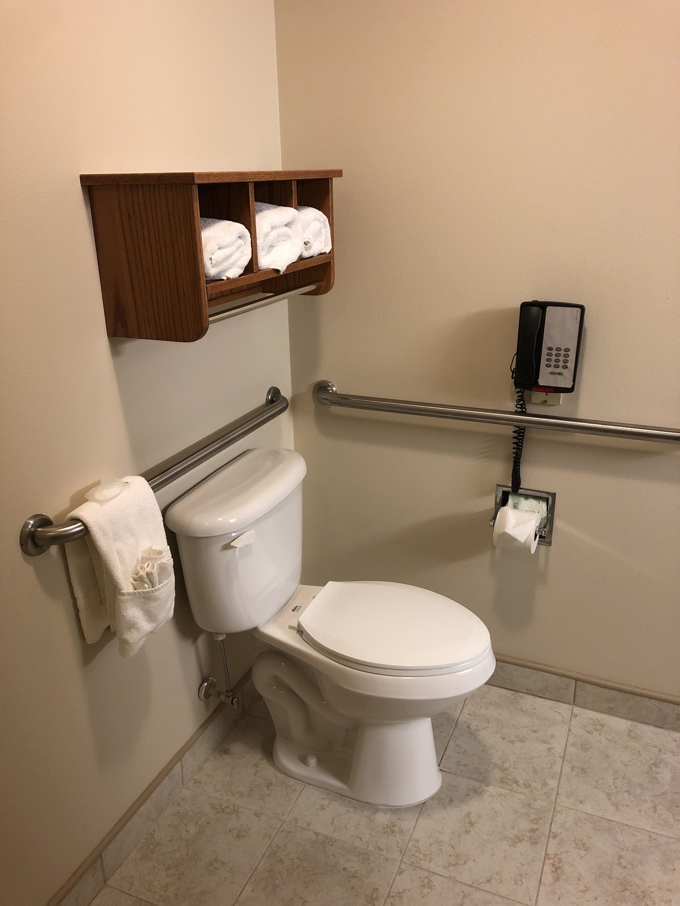 standard room, 1 queen bed, accessible, non smoking | bathroom | combined shower/bathtub, towels