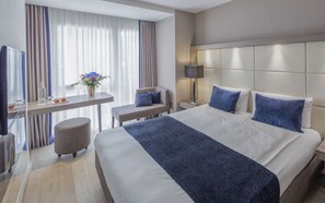 Hypo-allergenic bedding, in-room safe, desk, blackout curtains - The Alex Hotel (Freiburg im Breisgau)