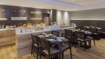 Café da manhã com buffet todos os dias (EUR 15.00 por pessoa)