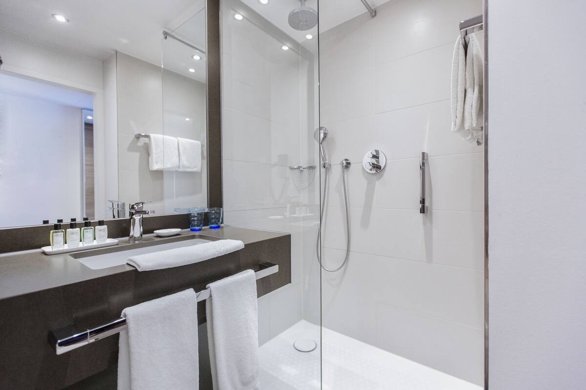 shower, rainfall showerhead, free toiletries, hair dryer