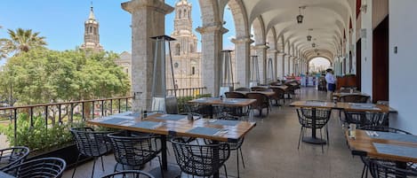 Breakfast, lunch, dinner served; international cuisine