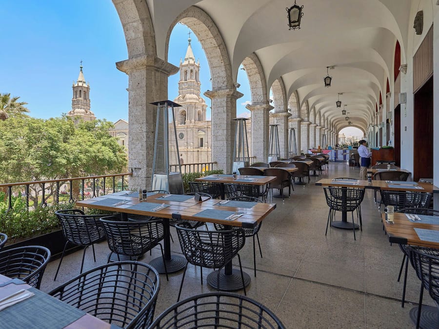 Se sirven desayunos, almuerzos y cenas; cocina internacional