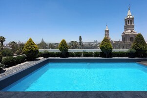 Una piscina al aire libre