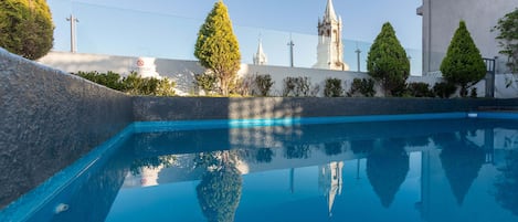 Una piscina al aire libre