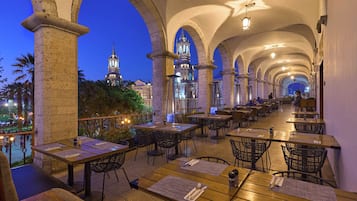 Breakfast, lunch, dinner served; international cuisine