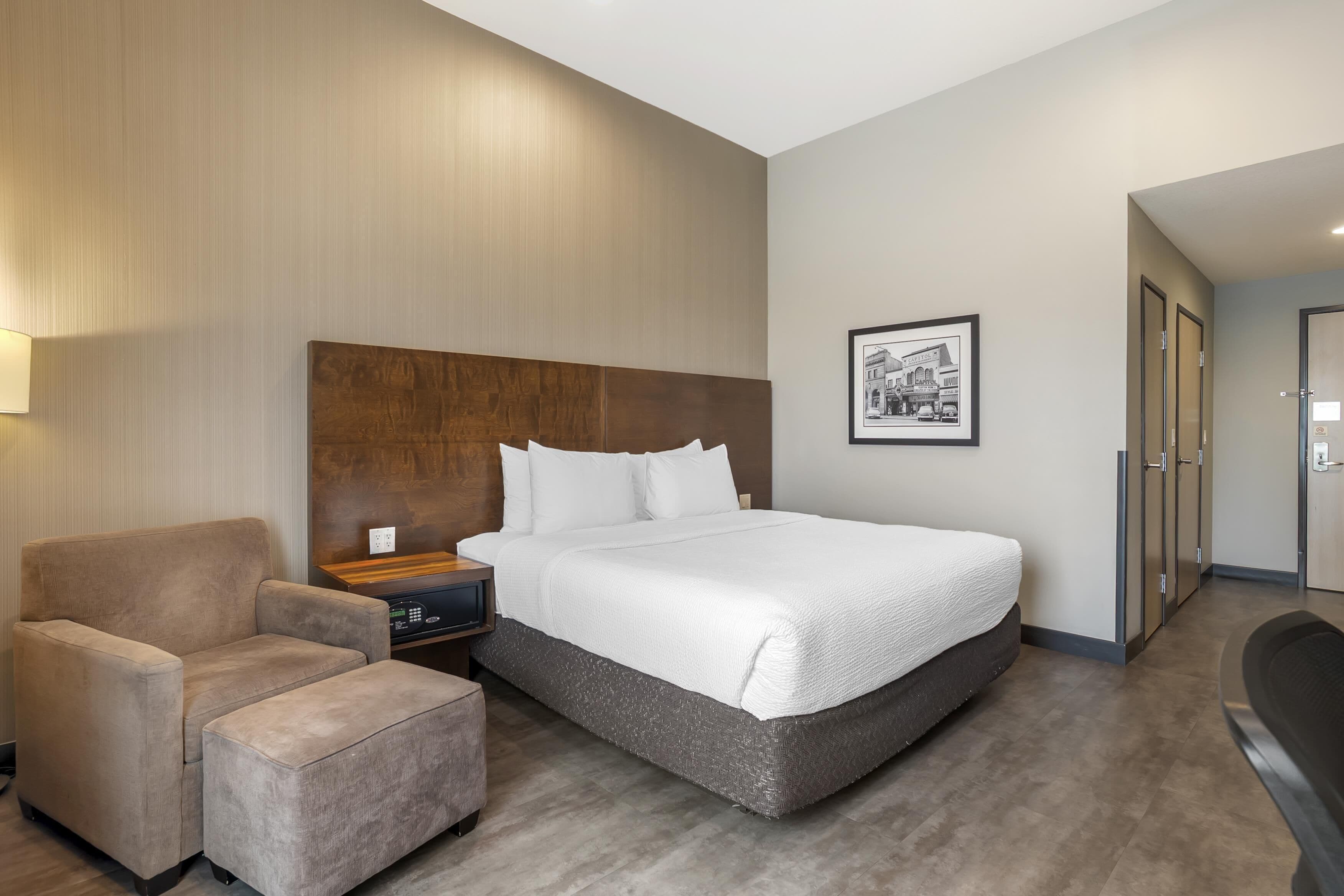 standard room, 1 king bed, accessible, non smoking (walk-in shower) | in-room safe, desk, laptop workspace, blackout curtains