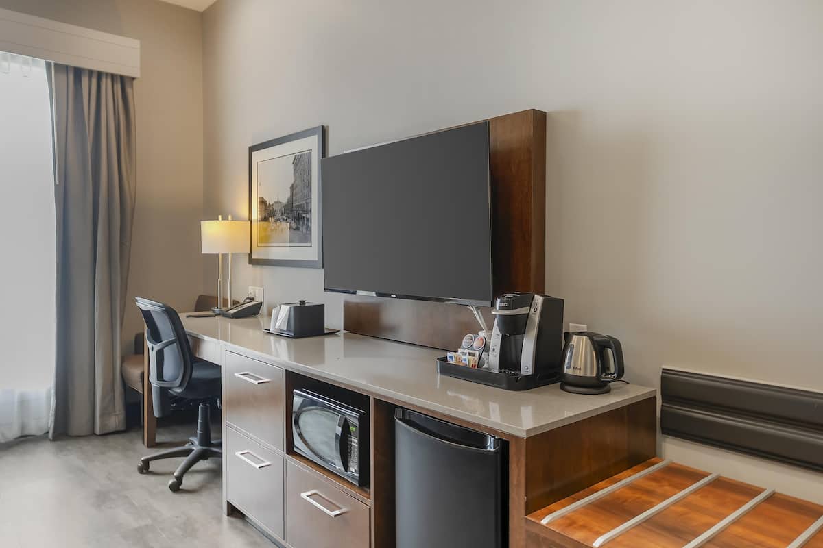 Standaard kamer, 2 queensize bedden, niet-roken (Shower Only) | Een kluis op de kamer, een bureau, een laptopwerkplek