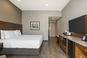 Standard Room, 1 King Bed, Non Smoking (Shower Only) | In-room safe, desk, laptop workspace, blackout drapes