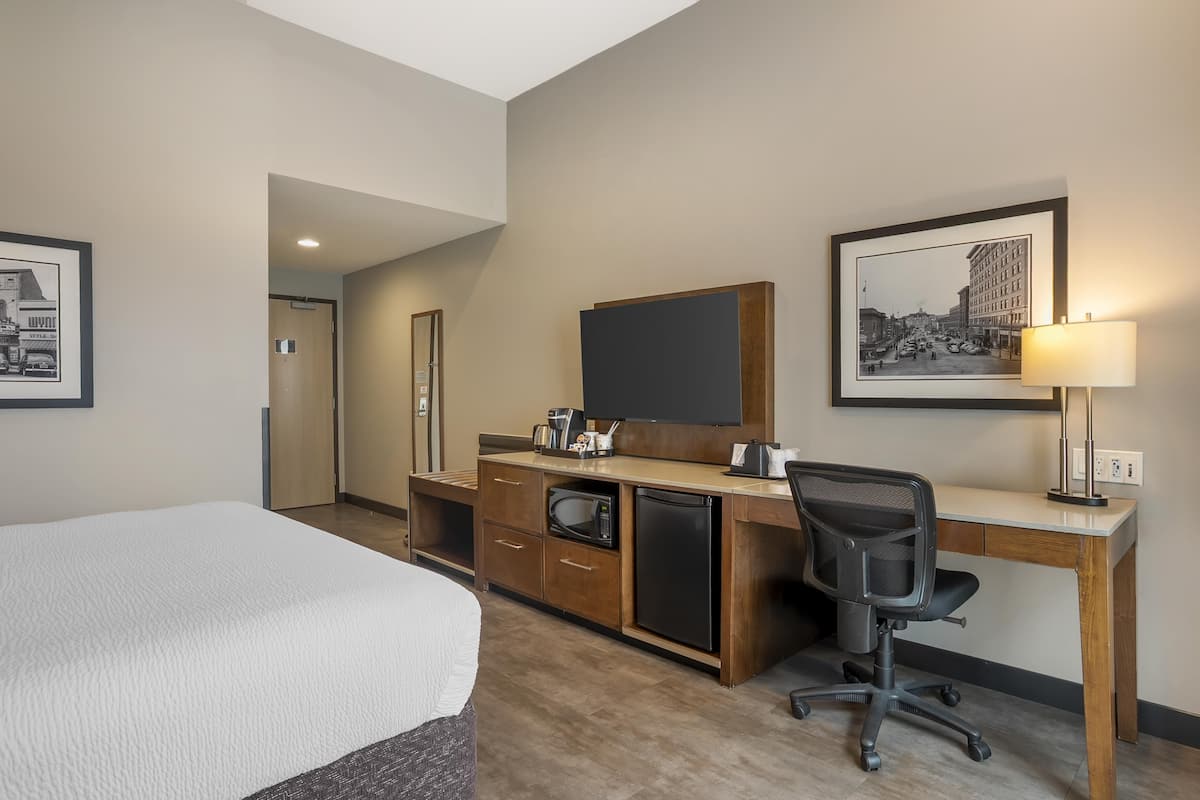 Standaard kamer, 1 kingsize bed, toegankelijk voor mindervaliden, niet-roken (Walk-in Shower) | Een kluis op de kamer, een bureau, een laptopwerkplek