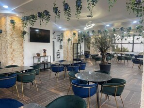 2 restaurants, local cuisine - Expocenter Hotel (Bucharest)