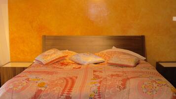 Quarto casal, banheiro compartilhado | Roupas de cama premium, frigobar, escrivaninha