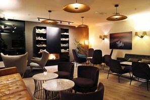 Bar (on property) - Fosshotel Glacier Lagoon (Fagurholsmyri)