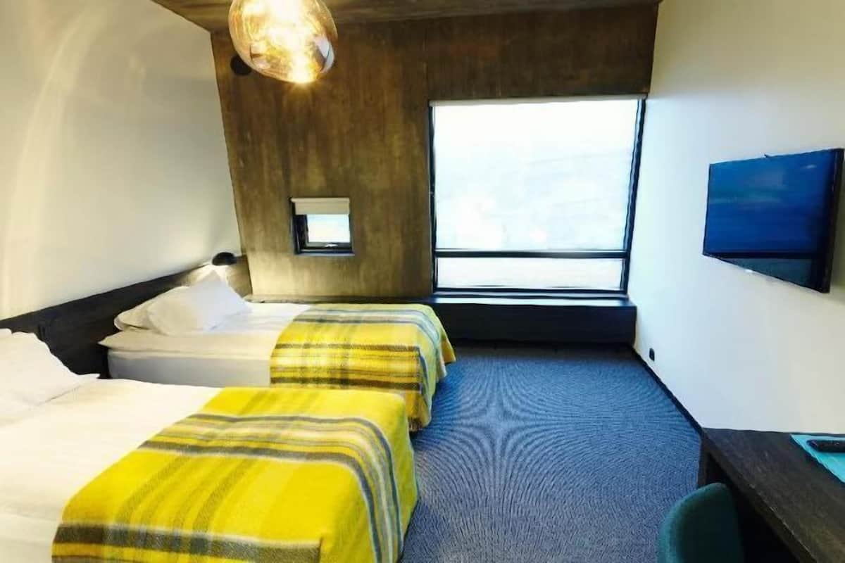 Hypo-allergenic bedding, in-room safe, desk, laptop workspace