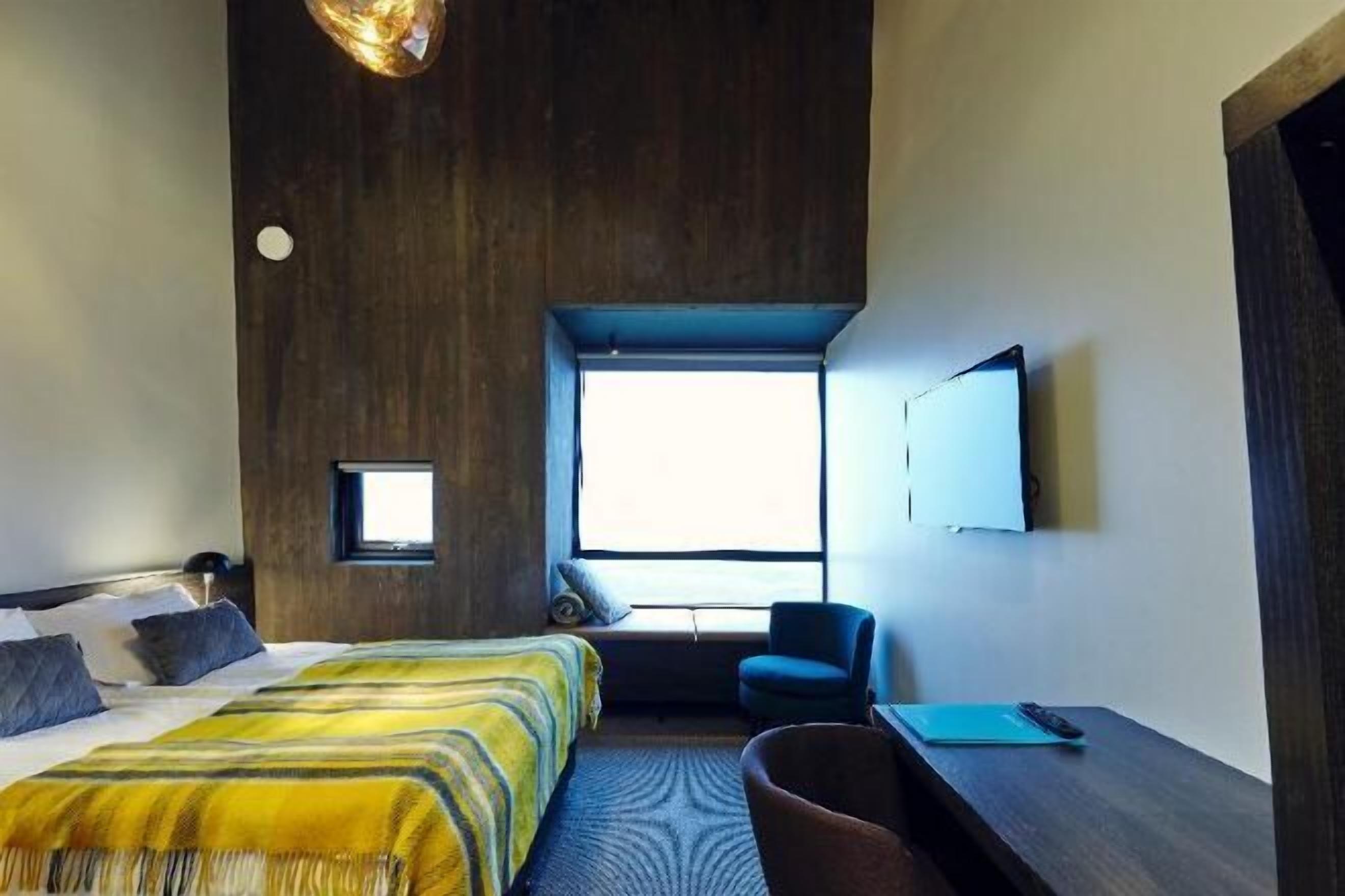 Hypo-allergenic bedding, in-room safe, desk, laptop workspace