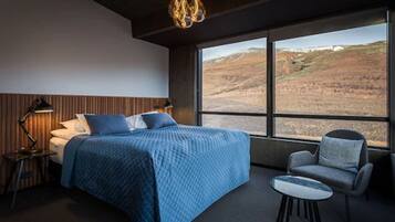 Hypo-allergenic bedding, in-room safe, desk, laptop workspace