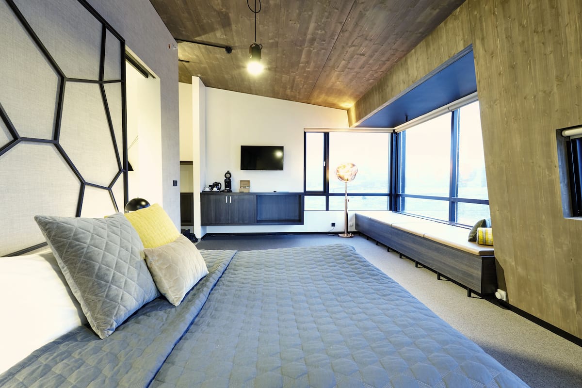 suite | 1 bedroom, hypo-allergenic bedding, in-room safe, desk