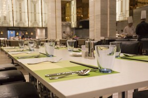 2 间餐厅，供应早餐、午餐和晚餐，中国菜