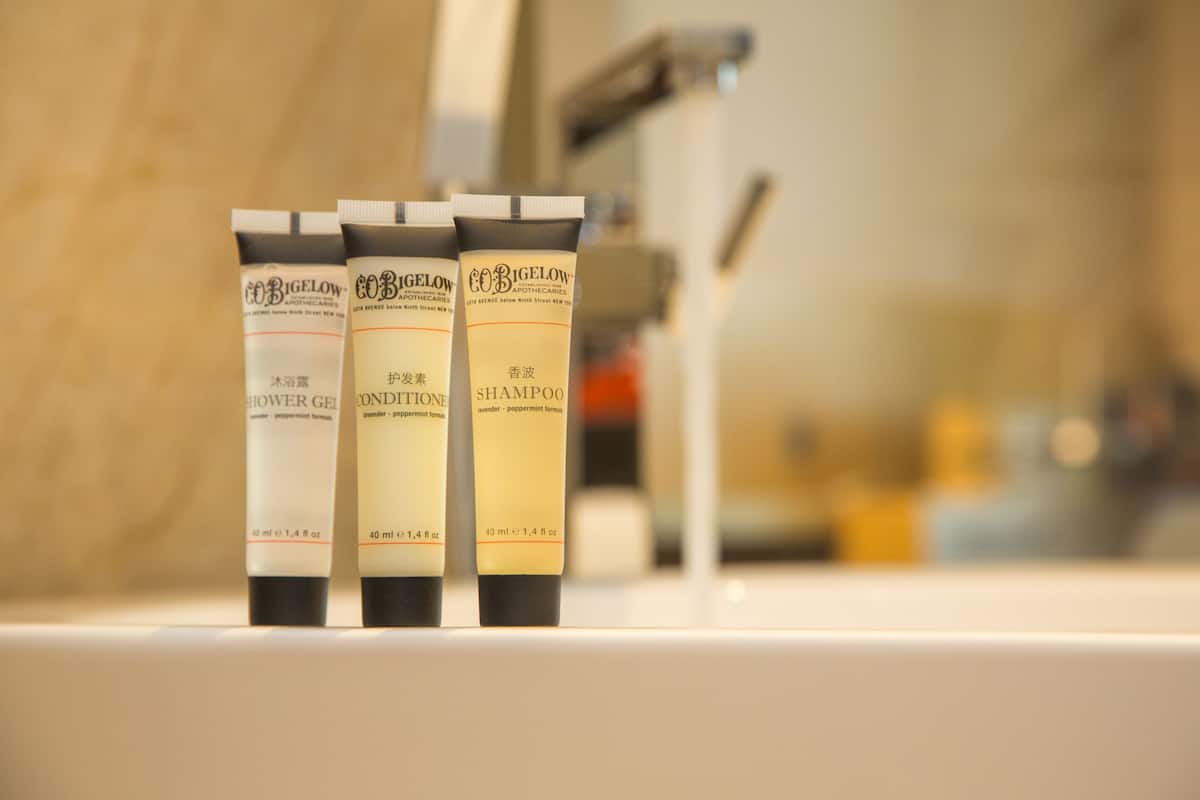 separate bathtub and shower, rainfall showerhead