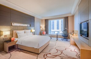 高级大床房 | 客房内保险箱、办公桌、遮光窗帘、隔音