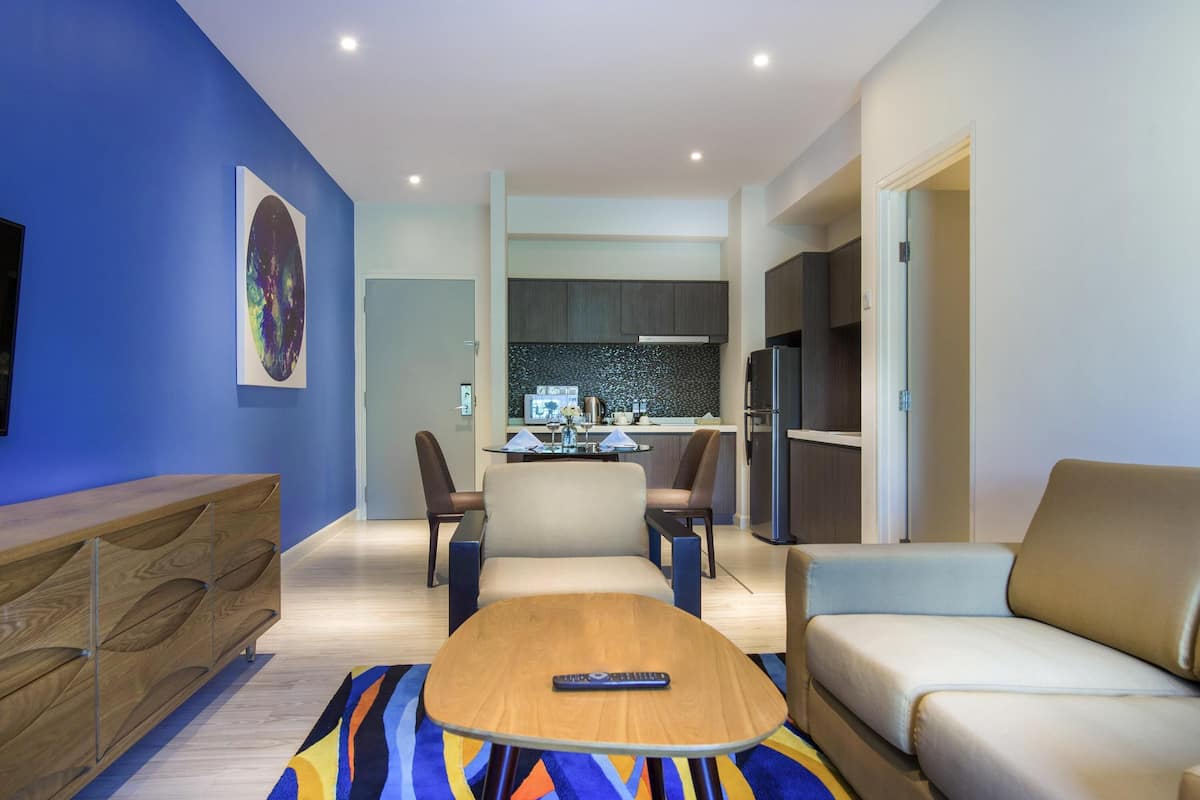 Minibar, in-room safe, desk, iron/ironing board