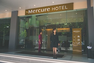 Fachada del Hotel Mercure con un cartel visible que indica el nombre del hotel.