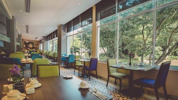 2 間餐廳,供應早餐、午餐和晚餐,義大利料理