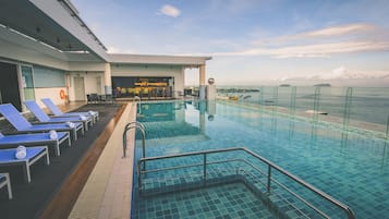 Una piscina techada, una piscina al aire libre