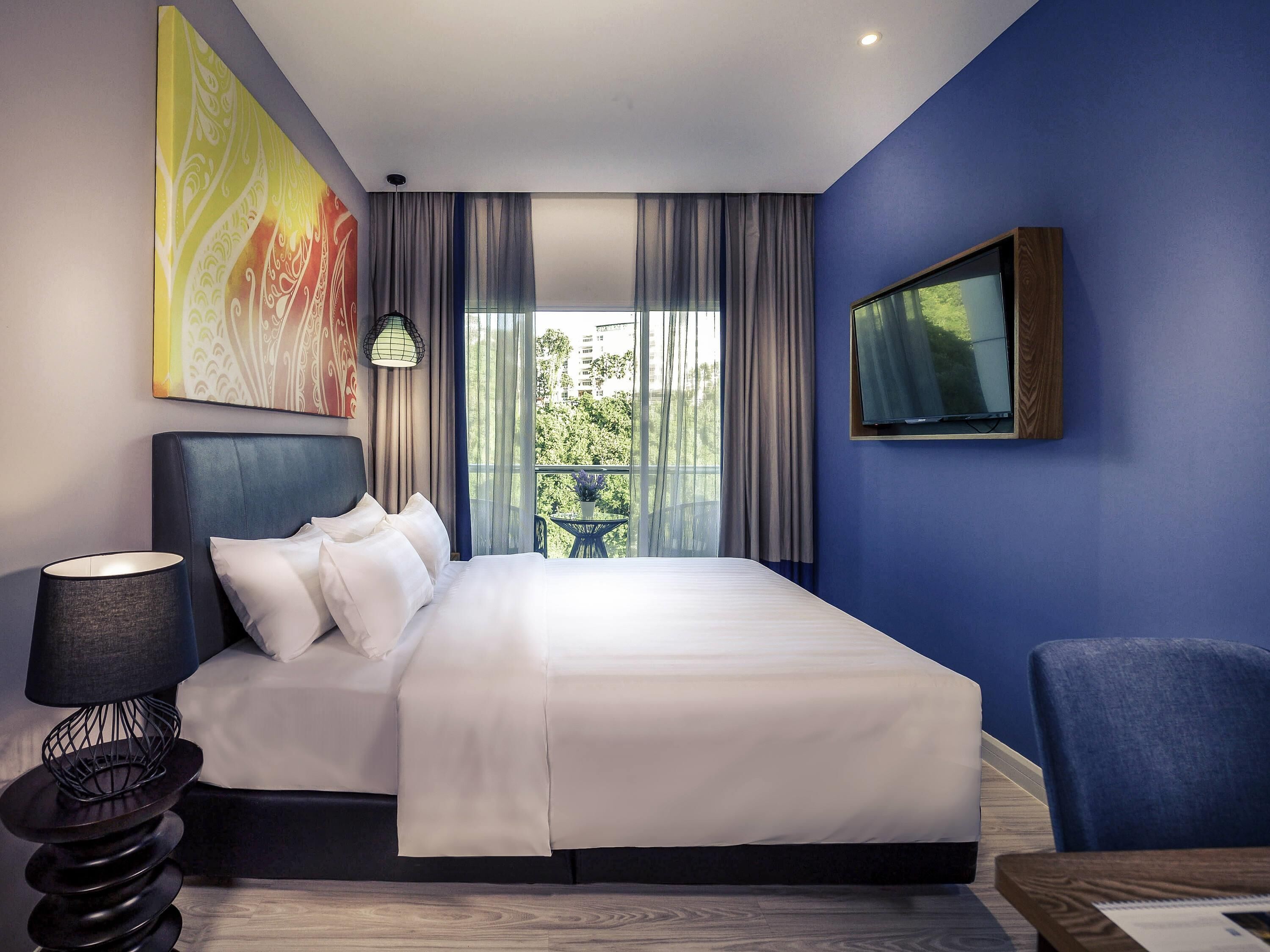 Minibar, in-room safe, desk, iron/ironing board