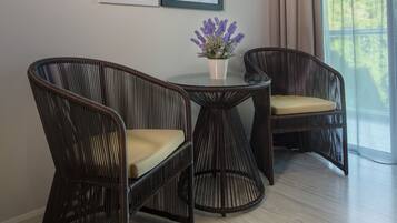 Frigobar, cofres nos quartos, escrivaninha