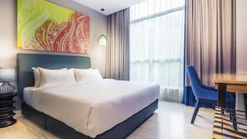 Frigobar, cofres nos quartos, escrivaninha