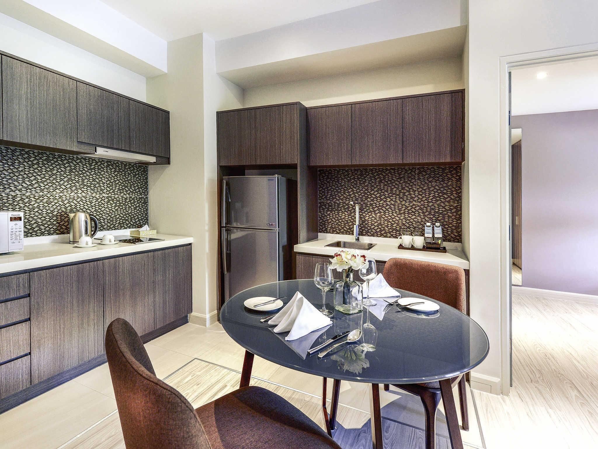 Suite, 2 habitaciones | Minibar, caja de seguridad en la habitación y escritorio 