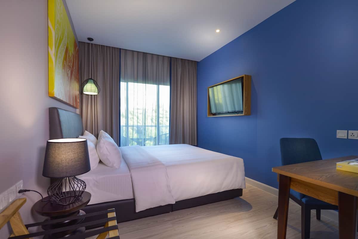 Minibar, in-room safe, desk, iron/ironing board