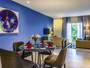 Minibar, safe på rommet, skrivebord og strykejern/-brett