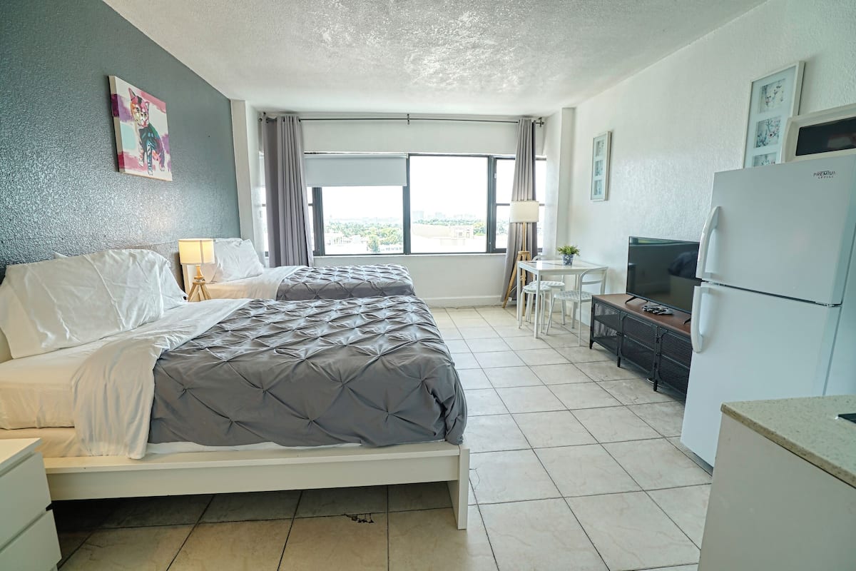 Estudio Premium, 2 camas matrimoniales, vista parcial al océano | 1 habitación y caja de seguridad en la habitación