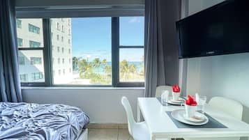 Estúdio standard, 2 camas de casal, vista para o oceano | Área de estar | TV de tela plana 40 polegadas com canais a cabo, TV