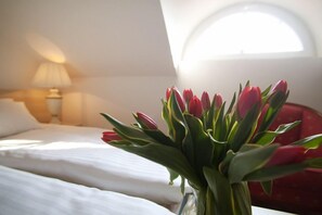 Phòng (2 single beds) | Bàn, phòng cách âm, nôi/giường cho trẻ sơ sinh (phụ phí) 