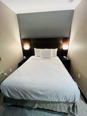 Standard Room, 1 Queen Bed, Accessible | Soundproofing, Internet, bed sheets, alarm clocks - Rockaway Hotel Brooklyn (Brooklyn)