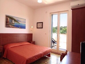 Habitación doble | Escritorio, cunas y wifi gratis