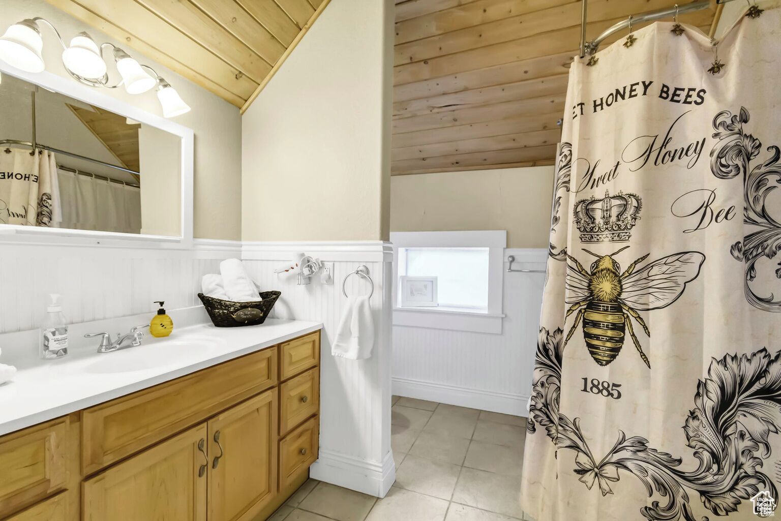 Bee Suite | Bathroom | Combined shower/bathtub, jetted bath, free toiletries