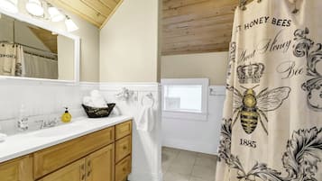Bee Suite | Bathroom | Combined shower/bathtub, jetted bath, free toiletries