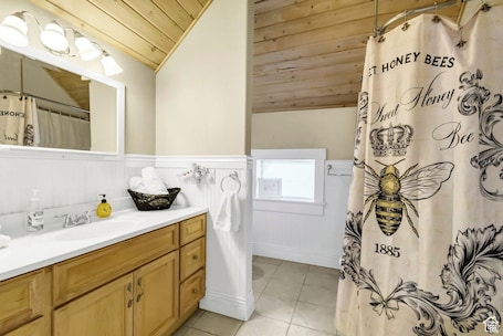 Bee Suite | Bathroom | Free toiletries, hair dryer, towels, soap. Monroe Inn