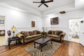 The Obsidian and Sagebrush Suite | Living area - Monroe Inn (Monroe)